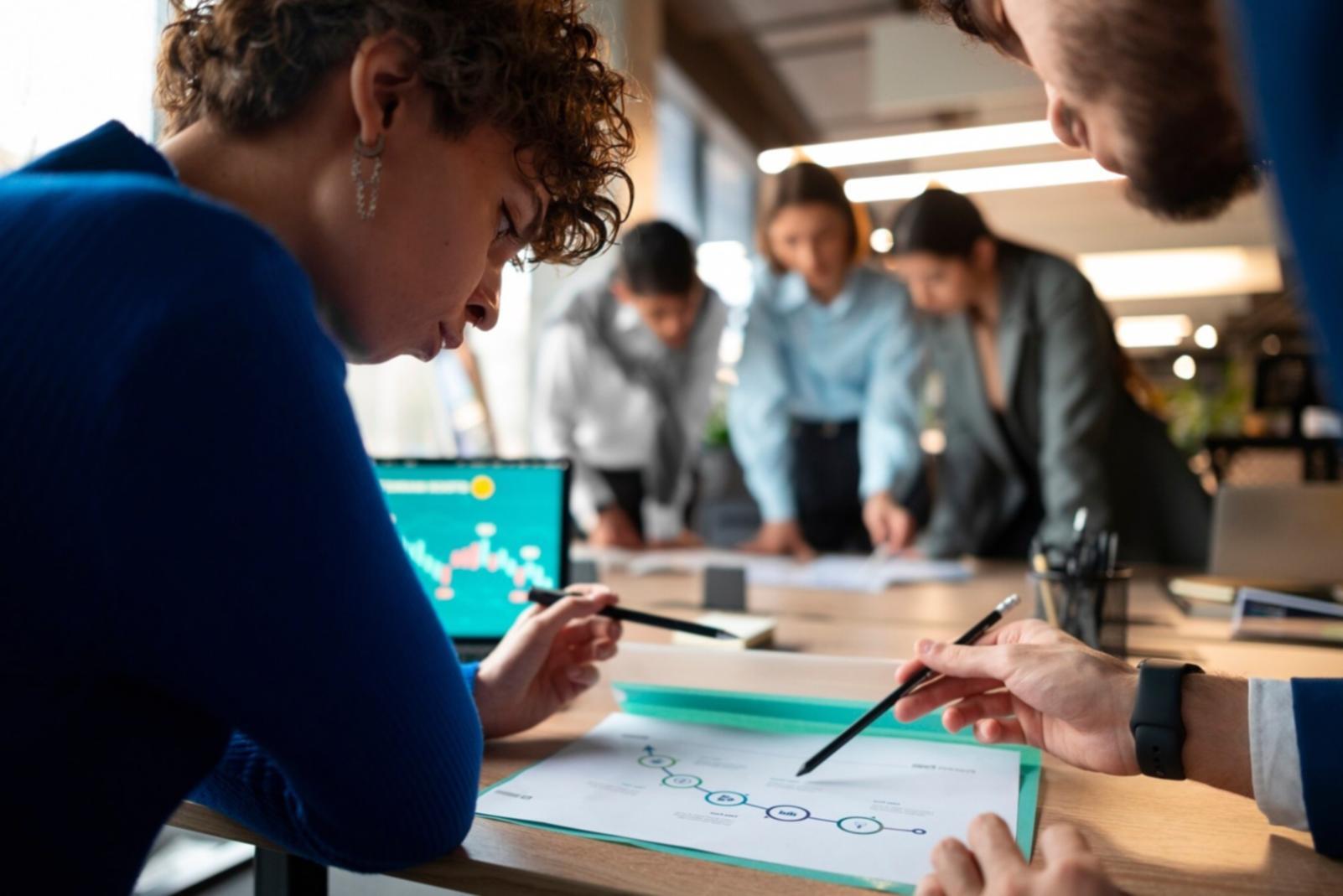 Teilnehmer während praktischer Übung zur Marketingstrategie-Entwicklung