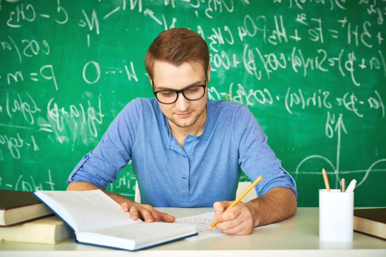 Professionelle Beratungssituation mit Geschäftsdokumenten