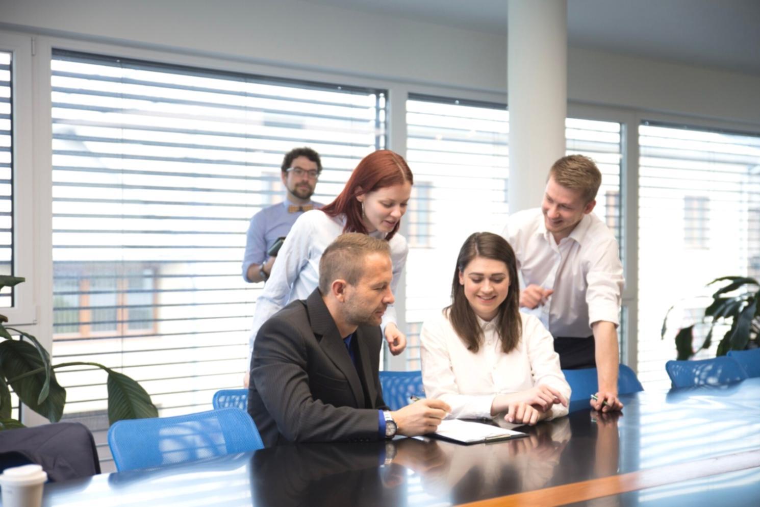 Moderne Büroumgebung mit Besprechungsbereich